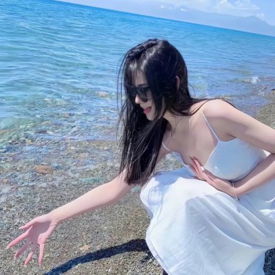 走在雪地上的人